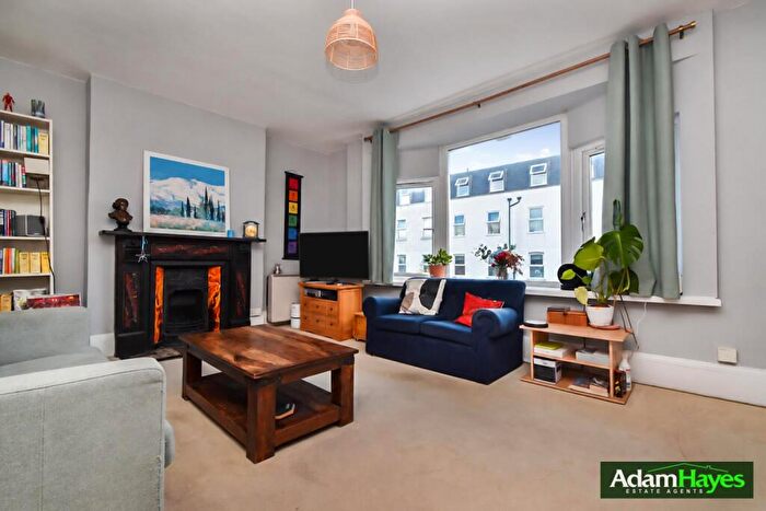 2 Bedroom Apartment To Rent In Ballards Lane, North Finchley, N12