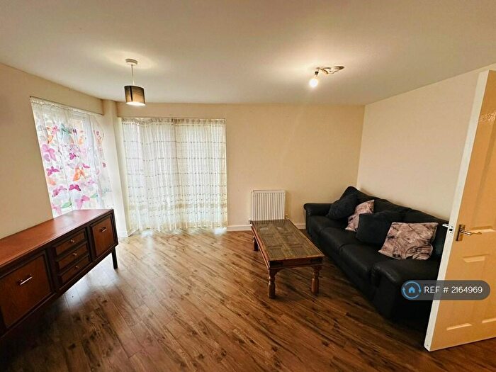 2 Bedroom Flat To Rent In Pavilion Close, Leicester, LE2
