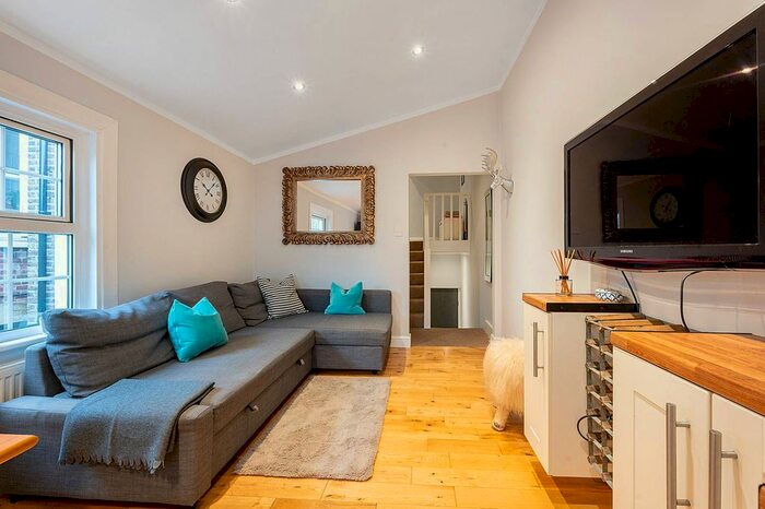 3 Bedroom Flat To Rent In Myrtle Road, Acton, London W3