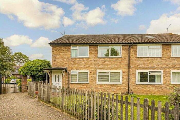 2 Bedroom Flat To Rent In Glamorgan Road, Hampton Wick, Kingston Upon Thames, KT1