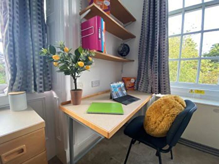 5 Bedroom Private Hall To Rent In Fenham Hall Drive, Newcastle Upon Tyne, NE4