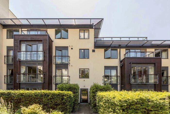 2 Bedroom Flat To Rent In Houghton Square, London, SW9