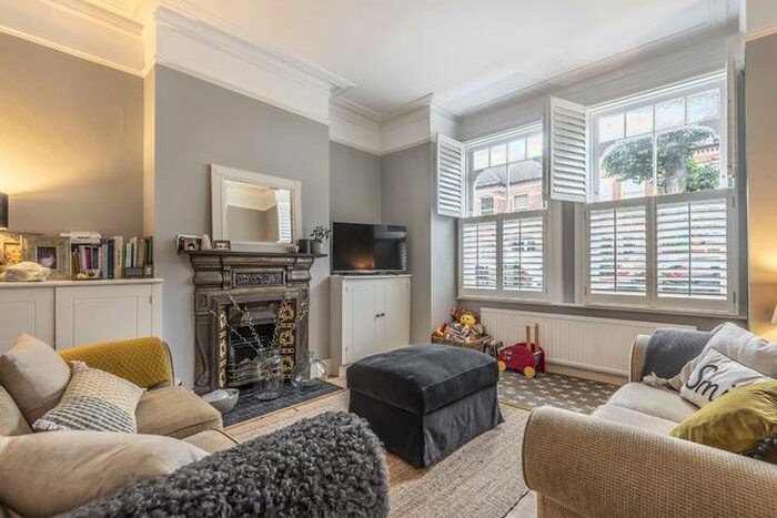 3 Bedroom Flat To Rent In Moring Road, London, SW17