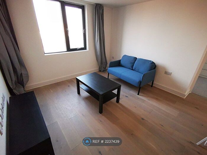 1 Bedroom Flat To Rent In Spinners Way, Manchester, M15