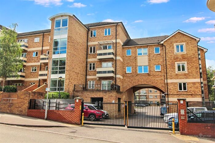 2 Bedroom Flat For Sale In Branagh Court, Reading, RG30