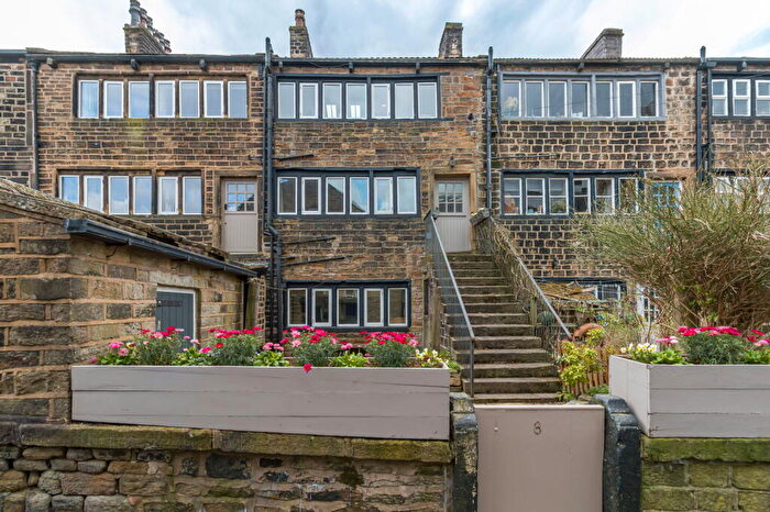 4 Bedroom Town House For Sale In Church Road, Uppermill, Saddleworth, OL3