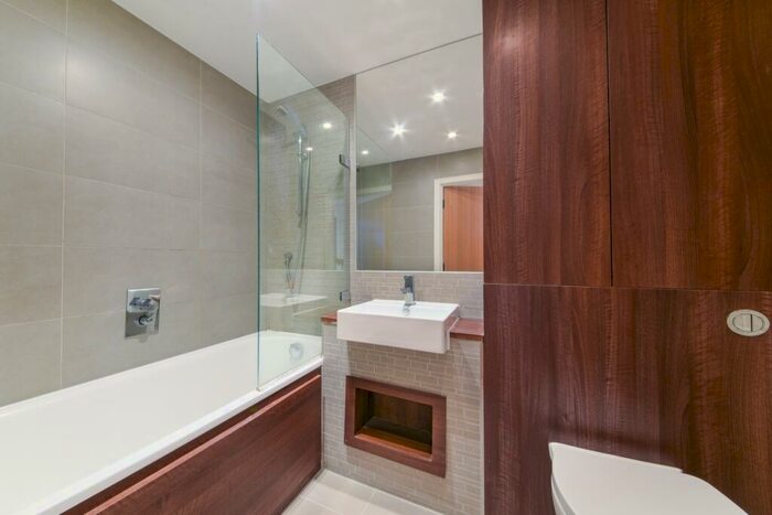 3 Bedroom Flat To Rent In Seven Sea Gardens, Bow, London, E3