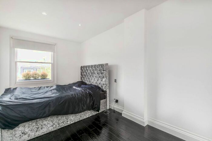 2 Bedroom Flat To Rent In Blenheim Crescent, Notting Hill, London, W11