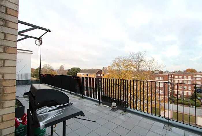 3 Bedroom Flat To Rent In Lansdowne Road, London, SW20