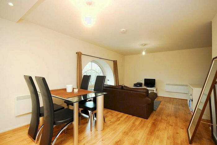 Studio To Rent In Great West Road, Hammersmith, London, W6