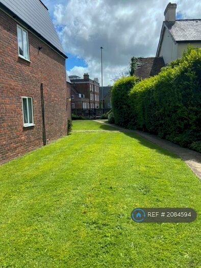 2 Bedroom Flat To Rent In Britnell House, Petersfield, GU32