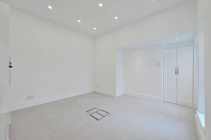 1 Bedroom Maisonette To Rent In Durham Road, Raynes Park, London, SW20