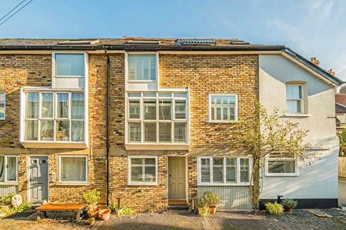 3 Bedroom Property For Sale In Lonsdale Mews, Kew, TW9