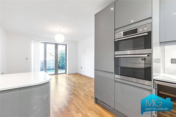 4 Bedroom Detached House To Rent In Springbank, London, N21