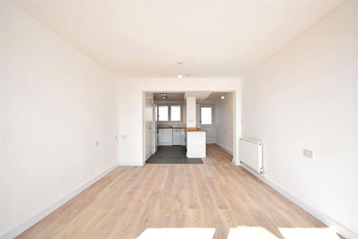 1 Bedroom Flat For Sale In Justin Close, Brentford, TW8