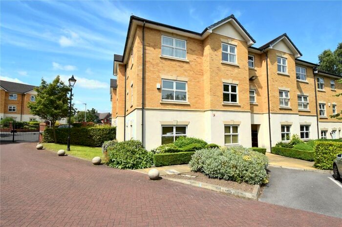 2 Bedroom Flat To Rent In Hampstead Drive, Whitefield, Manchester, M45