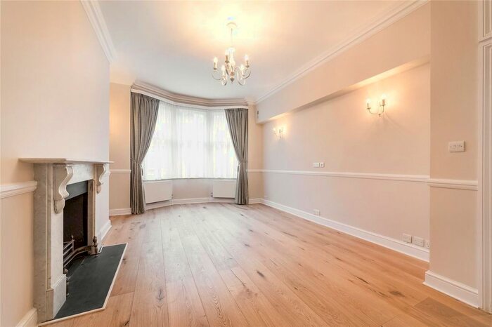 3 Bedroom Flat To Rent In Berkeley Street, Mayfair, London, W1J