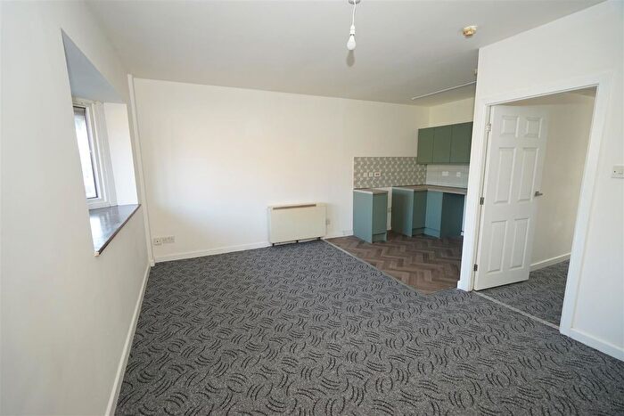 2 Bedroom Flat To Rent In Ladyshore Road, Little Lever, Bolton, BL3