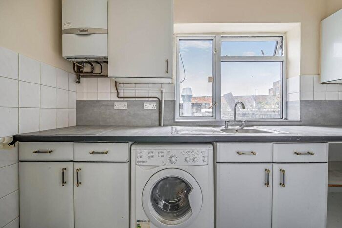3 Bedroom Flat To Rent In Holloway Road, Archway, London, N19