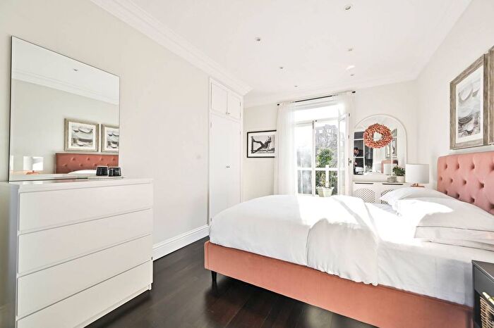 Studio To Rent In Talgarth Road, Barons Court, London, W14