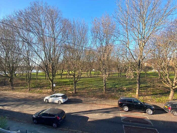 4 Bedroom Flat To Rent In Cobourg Road, London, SE5