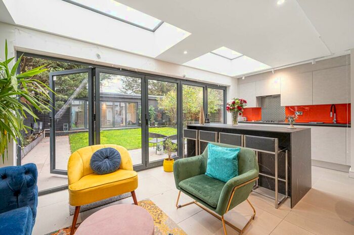 3 Bedroom Flat To Rent In The Vale, Temple Fortune, London, NW11