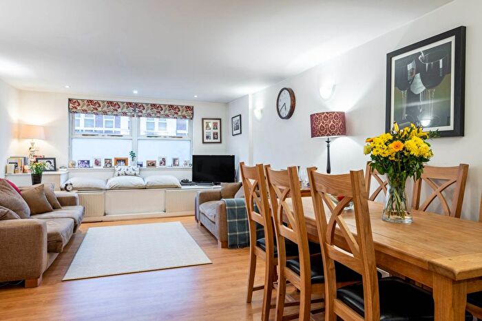 2 Bedroom Flat To Rent In Earlsfield Road, SW18