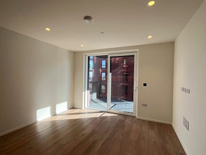 1 Bedroom Flat To Rent In Poplar Riverside, London, E14