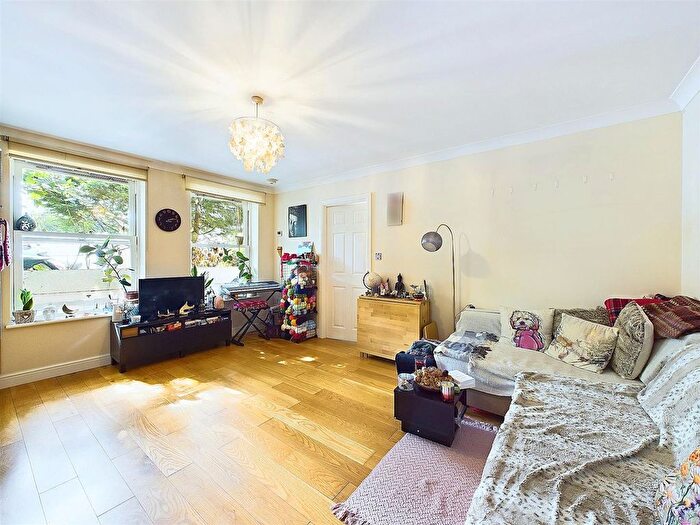 1 Bedroom Flat To Rent In Cricket Lane, Hampton Hill, Hampton, TW12
