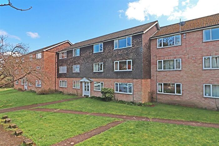 2 Bedroom Flat For Sale In Ridgeway Road, Redhill, RH1