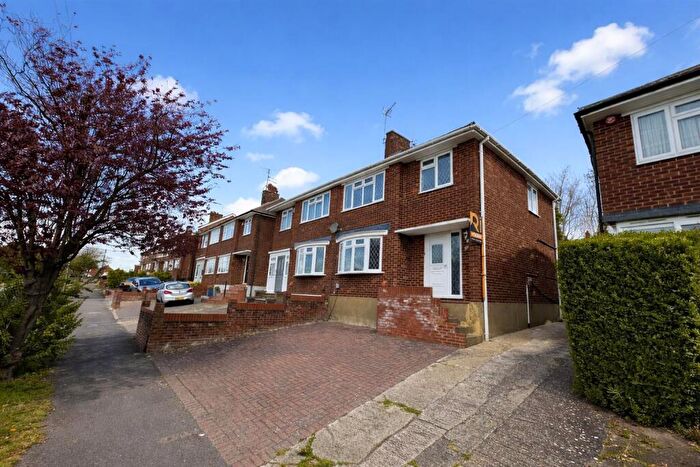 3 Bedroom Semi Detached House For Sale In Grampian Way, LU3