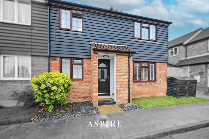 3 Bedroom Semi-Detached House For Sale In Clavering Court, Rayleigh, SS6