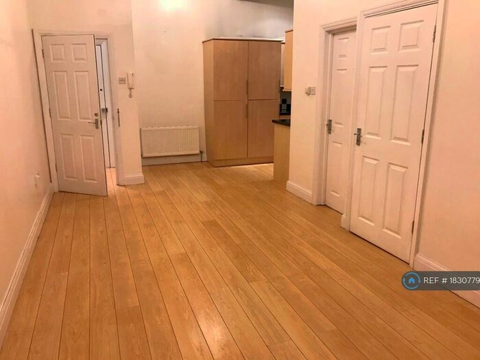 1 Bedroom Flat To Rent In Queens Road, Buckhurst Hill, IG9