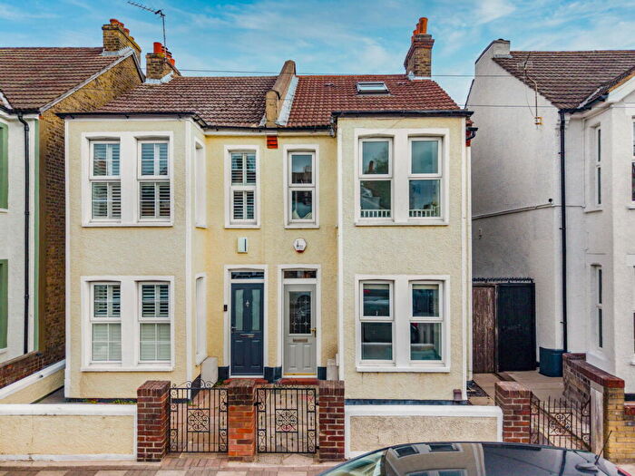 3 Bedroom Semi Detached House For Sale In Salisbury Road, Bromley, BR2