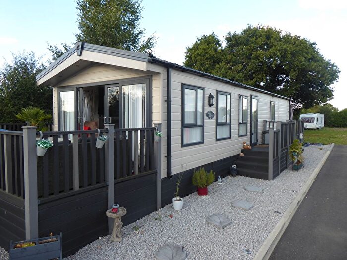 2 Bedroom Mobile/park Home For Sale In Pilgrim Fathers Park, Saracens Lane, Great North Road, Scrooby, Doncaster, DN10