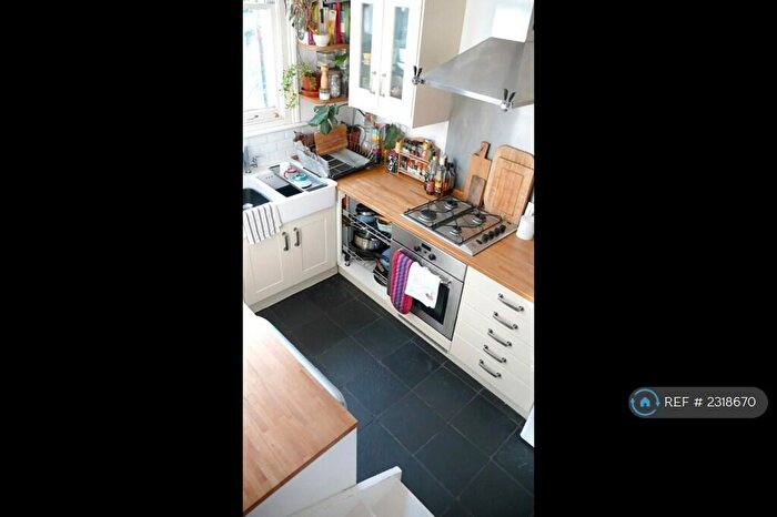 2 Bedroom Flat To Rent In Amhurst Road, London, E8