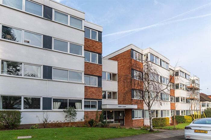 2 Bedroom Flat To Rent In New Wanstead, London, E11