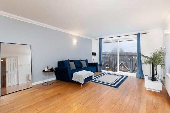 2 Bedroom Flat To Rent In The Broadway, London, SW19