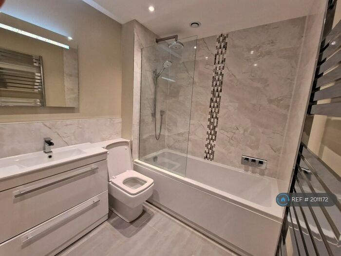 2 Bedroom Flat To Rent In Cobblers Close, Slough, SL2