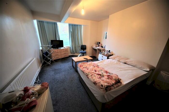 3 Bedroom Flat To Rent In Cardigan Road, Headingley, Leeds, LS6