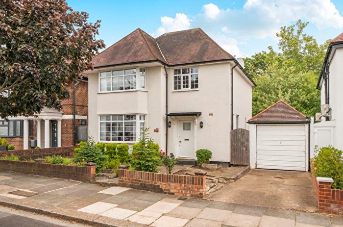 4 Bedroom Detached House For Sale In Corringway, Ealing, W5