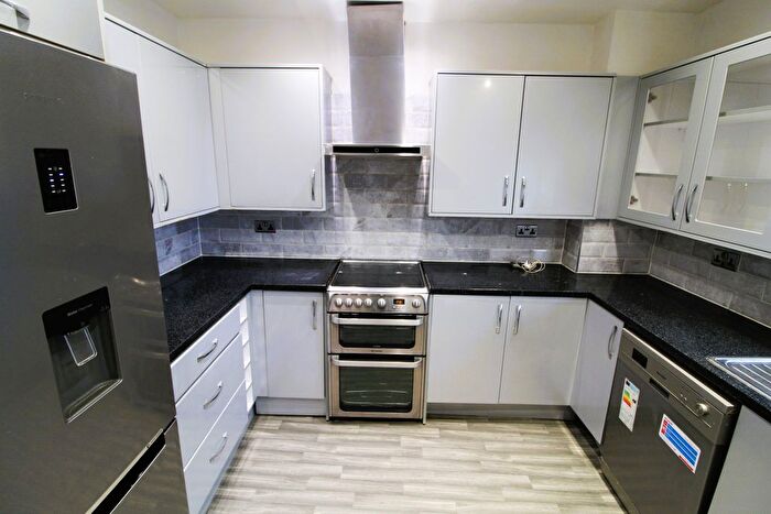 3 Bedroom Flat To Rent In Bath Road, Heathrow, UB7