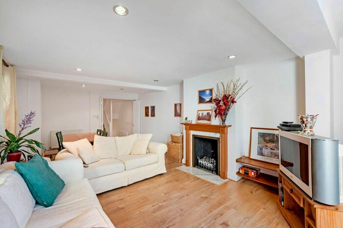 3 Bedroom Flat To Rent In Wandsworth Bridge Road, Fulham, London, SW6