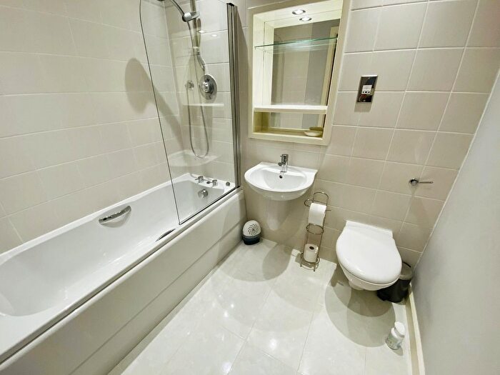 2 Bedroom Flat To Rent In Bowman Lane, Hunslet, Leeds, West Yorkshire, LS10