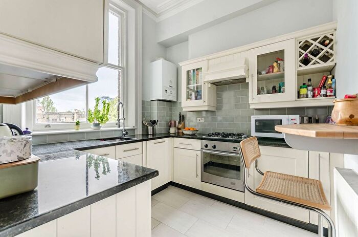 2 Bedroom Flat To Rent In Redcliffe Square, Chelsea, London, SW10