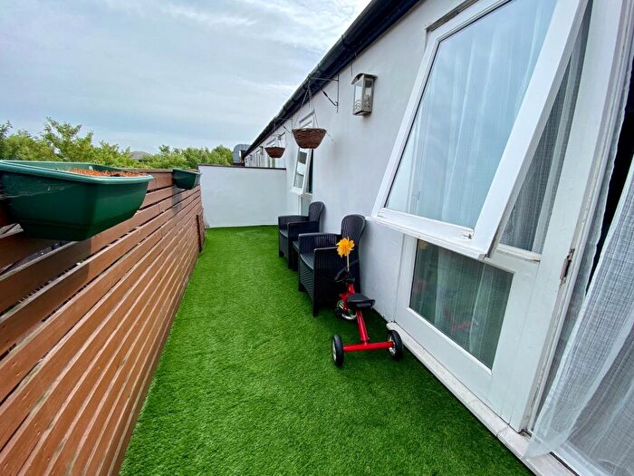 1 Bedroom Flat To Rent In High Street, Epsom, KT19
