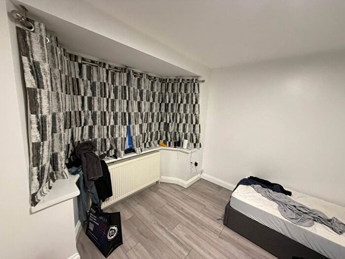 2 Bedroom Flat To Rent In Sherwood Road, Ilford, IG6