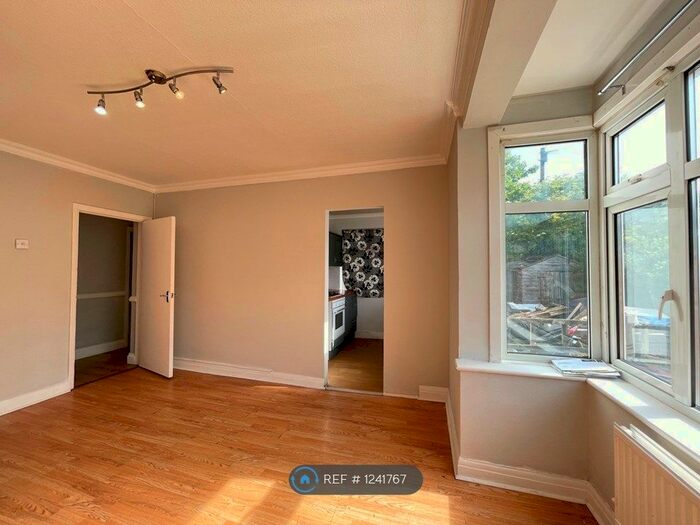 2 Bedroom Semi-Detached House To Rent In Chalford Walk, Woodford Green, IG8