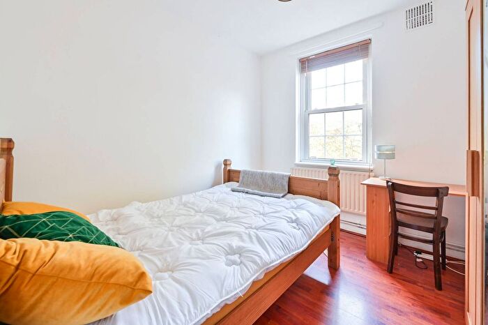 3 Bedroom Flat To Rent In Doddington Grove, Elephant And Castle, London, SE17