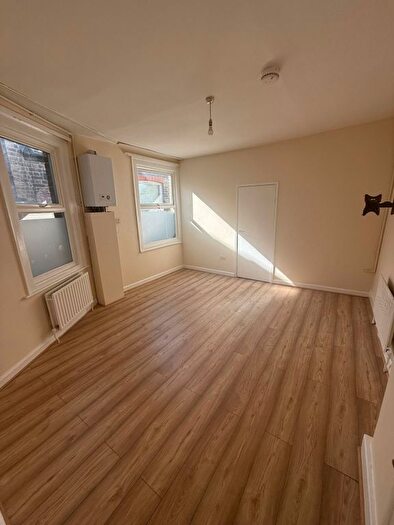 3 Bedroom Flat To Rent In Lordship Lane, London, N22